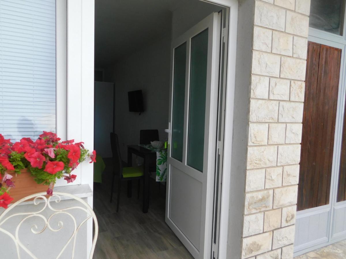 Studio Apartman Jojo Apartment Сен Екстериор снимка