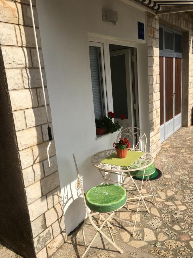 Studio Apartman Jojo Apartment Сен Екстериор снимка