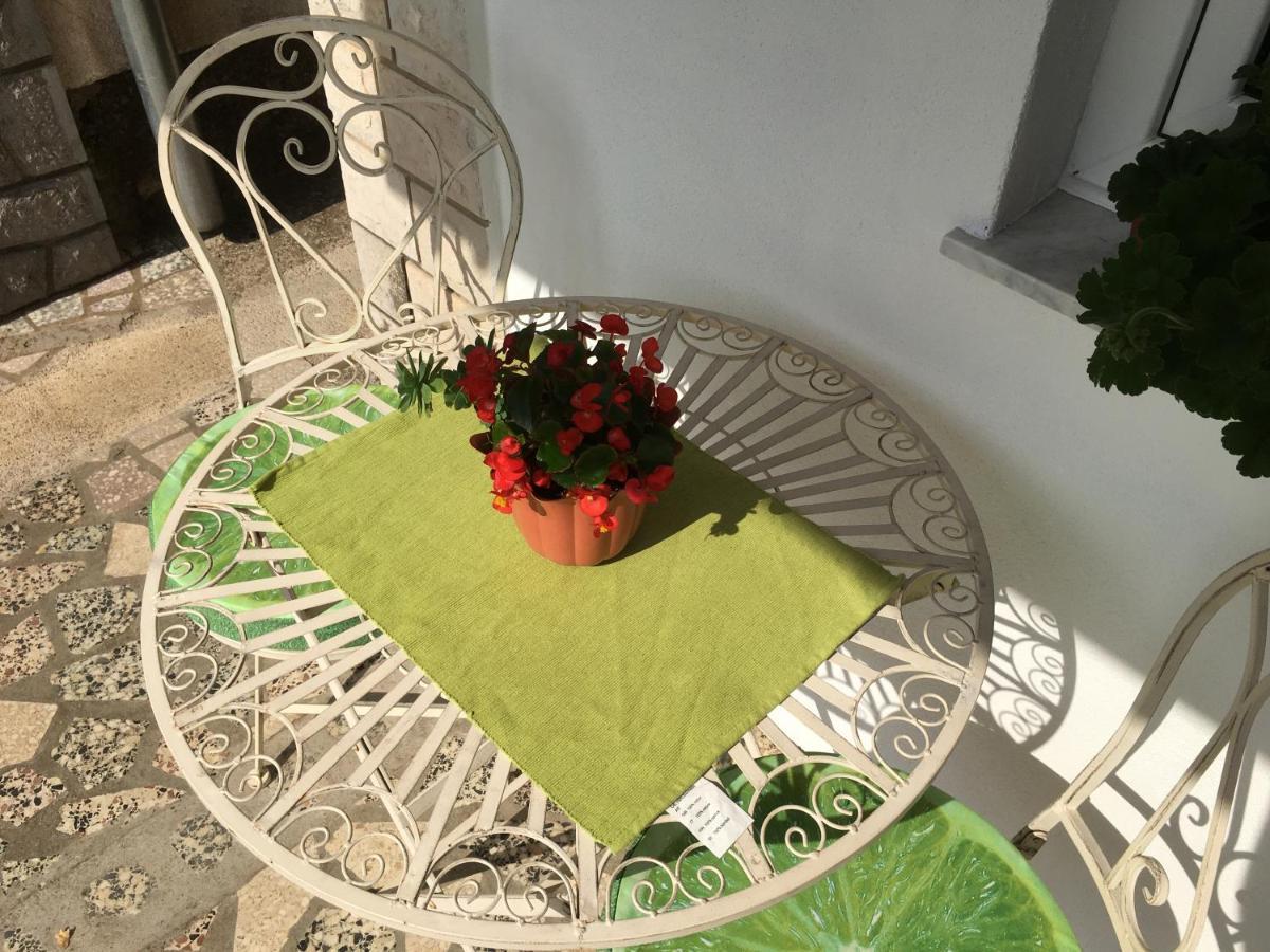 Studio Apartman Jojo Apartment Сен Екстериор снимка