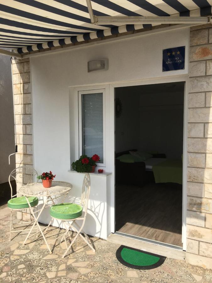 Studio Apartman Jojo Apartment Сен Екстериор снимка
